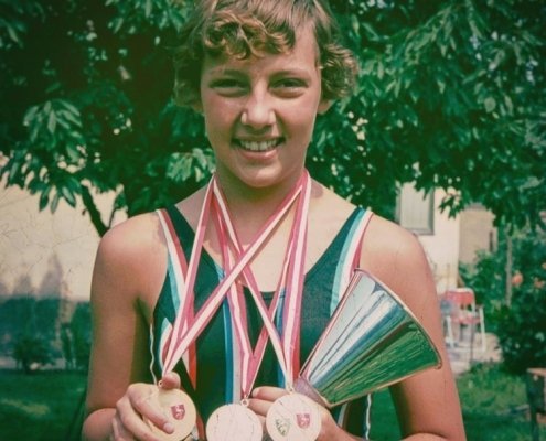 In the photo Andrea Steiner can be seen at her first Austrian state championships at the age of 12. Back then she won gold for 200m backstroke and for the relay, and she won silver for 100m backstroke.
