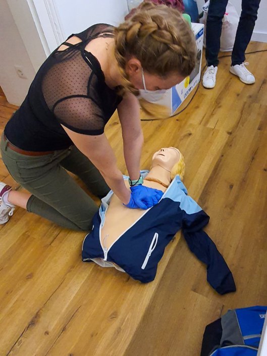 We want our swimming instructor team to be well prepared for the upcoming bath opening after the long pandemic-related swimming break. For this reason, a two-day first aid course with special attention to swimming pool accidents took place in our new swimming school premises.