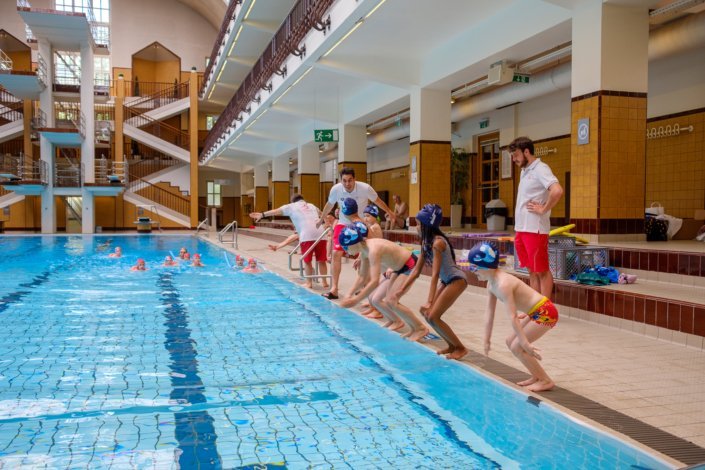 Schwimmkurs der Schwimmschule Steiner im Wiener Amalienbad