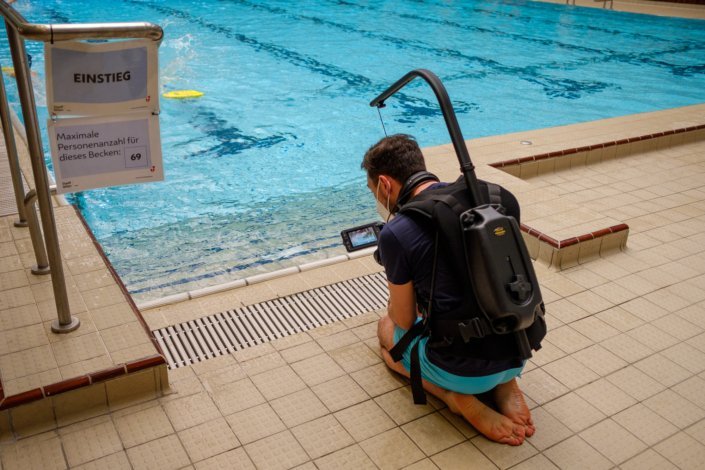 DerStandard accompanies Steiner Swimming School to Amalienbad in Vienna
