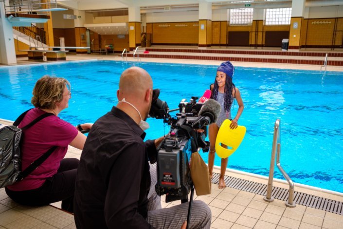 Child in a swimming course of the Steiner Swimming School in an interview with ORF